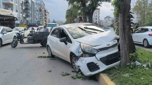 Yaya ge&ccedil;idinden ge&ccedil;en motosiklete &ccedil;arpmamak i&ccedil;in direksiyonu kırınca ağaca &ccedil;arptı
