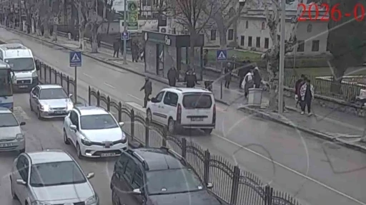 Yaya ge&ccedil;idinden ge&ccedil;erken ara&ccedil; &ccedil;arptı
