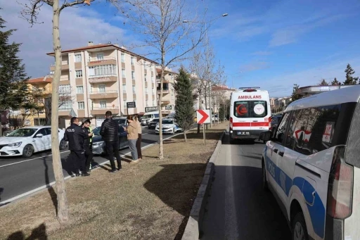 Yaya ge&ccedil;idine 100 metre mesafede karşıya ge&ccedil;erken otomobilin &ccedil;arptığı şahıs hayatını kaybetti
