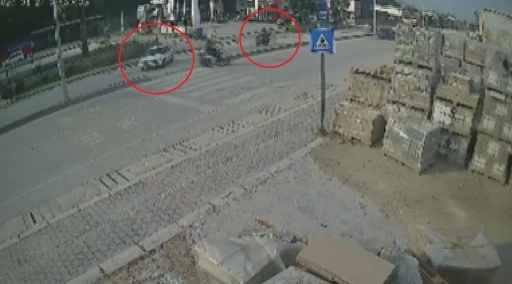 Yaya ge&ccedil;idini kullanmaya &ccedil;alışan otomobille &ccedil;arpışan motosikletli metrelerce havaya u&ccedil;tu
