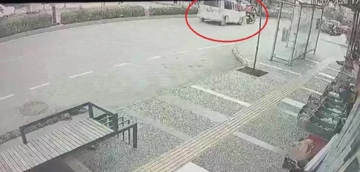 Yayalara yol veren motosiklete otomobilin &ccedil;arptığı anlar kamerada: 1 yaralı
