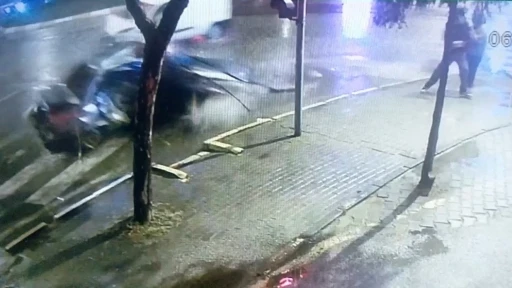 Yayaların ölümden kıl payı kurtulduğu, aracın hurdaya döndüğü kaza kamerada
