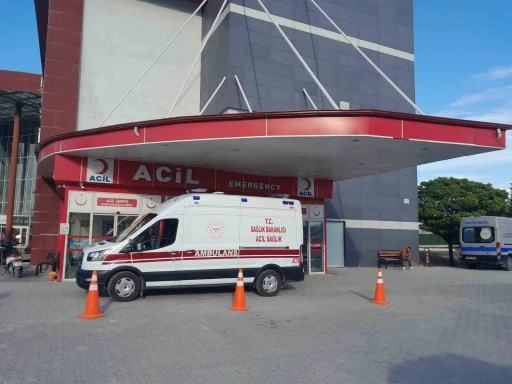 Yayaya &ccedil;arpan motosiklete arkadan gelen motosiklet &ccedil;arptı: 3 yaralı
