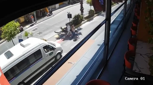 Yayaya yol veren minib&uuml;se arkadan ara&ccedil; &ccedil;arptı, kaza anı kamerada
