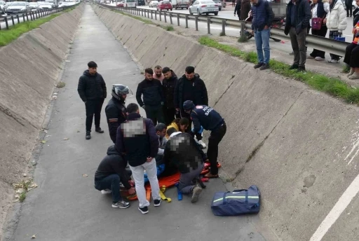 Yayaya yol veren motosikletli arkasından gelen otomobilin &ccedil;arpmasıyla kanala u&ccedil;tu
