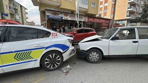 Yayaya yol veren polis aracına Tofaş otomobil arkadan &ccedil;arptı

