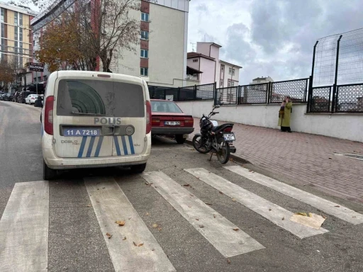 Yayaya yol verirken, arkadan motosiklet &ccedil;arptı
