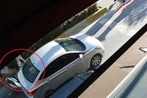 Yayaya yol vermek i&ccedil;in duran otomobile arkadan &ccedil;arptı o anlar g&uuml;venlik kamerasında
