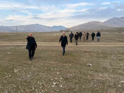 Yaygın beldesine sentetik &ccedil;im y&uuml;zeyli futbol sahası yapılacak
