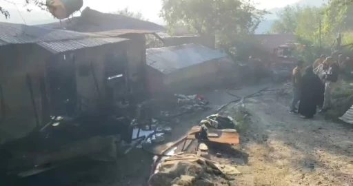 Yayla evinden ormana sı&ccedil;rayan yangın s&ouml;nd&uuml;r&uuml;ld&uuml;
