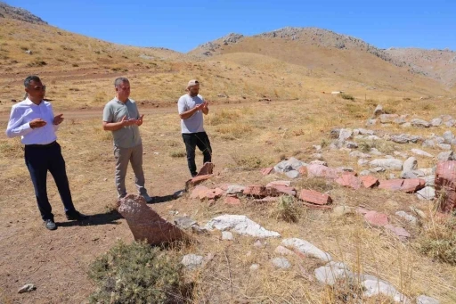 Yaylacılardan geriye mezar taşları kaldı

