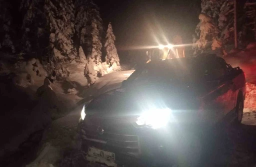 Yaylada mahsur kalan vatandaşların belediye ekipleri kurtardı
