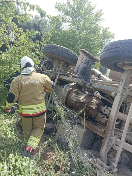 Yayladağı’nda asfalt yüklü kamyon devrildi: 1 yaralı
