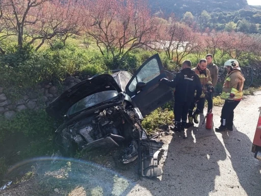 Yayladağı&rsquo;nda bah&ccedil;e duvarına &ccedil;arpan otomobil hurdaya d&ouml;nd&uuml;
