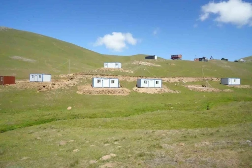 Yaylayı bir gecede konteynerler ile doldurdular
