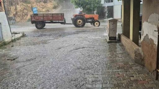 Yaz ortasında sağanak s&uuml;rprizi: Tekirdağ&rsquo;da yollar g&ouml;le d&ouml;nd&uuml;

