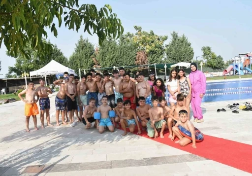 Yaz sıcağında &ccedil;ocuklara havuz s&uuml;rprizi
