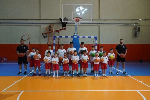 Yaz spor okullarında y&uuml;zlerce &ccedil;ocuk keyifli vakit ge&ccedil;iriyor
