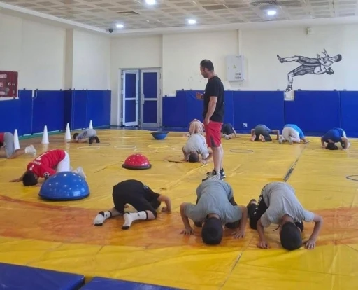 Yaz spor okullarıyla Muş’ta güreş kültürü gençlere aktarılıyor
