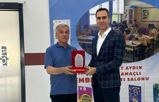 Yazar Çelik’e eğitime katkılarından dolayı plaket verildi
