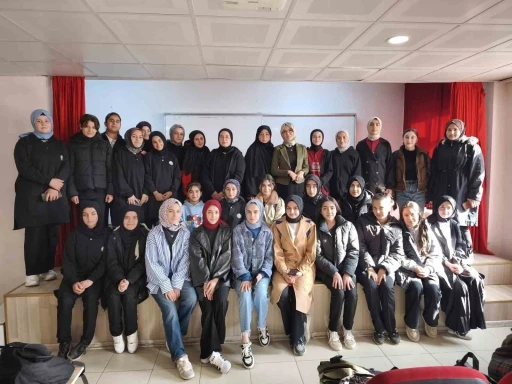 Yazar Hilal Demir, Tatvan’da öğrencilerle buluştu
