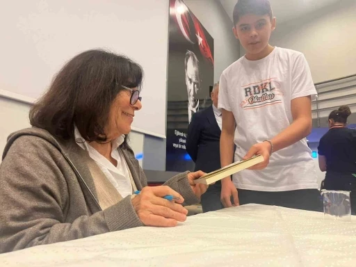 Yazar Latife Tekin, İzmir&rsquo;de lise &ouml;ğrencileriyle buluştu
