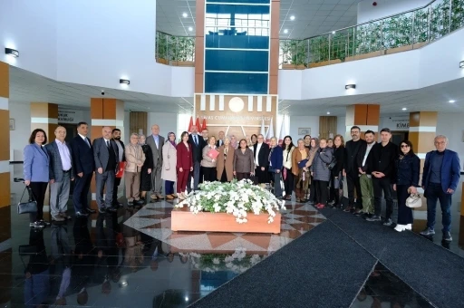 Yazar M&uuml;jgan &Uuml;&ccedil;er, k&uuml;t&uuml;phanesini &uuml;niversite &ouml;ğrencilerine bağışladı
