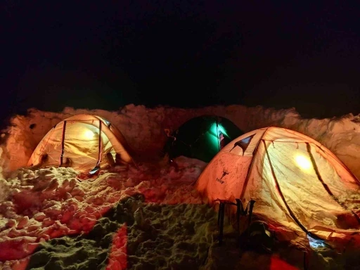 Yazın dalgalanan bayrak kışın buz kesti, o anlar g&ouml;r&uuml;nt&uuml;lendi
