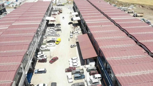Yazın toz, kışın &ccedil;amur &ccedil;ilesi esnafı bezdirdi: "Burayı belediyenin yapması gerekiyor"
