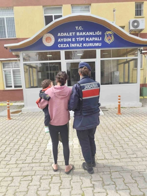 Yedi ayrı su&ccedil;tan aranıyordu, kucağında bebeğiyle hapse girdi
