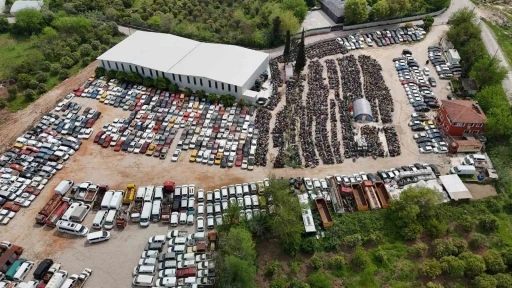 Yediemin otoparkları ara&ccedil; mezarlığına d&ouml;nd&uuml;, milyonluk ara&ccedil;larla hurdaya d&ouml;nenler aynı alanda sahiplerini bekliyor
