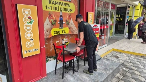 Yedikleri d&uuml;r&uuml;mlerin parasını &ouml;demeden ka&ccedil;an gen&ccedil;ler kameraya yansıdı
