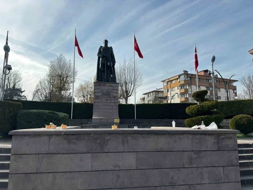 Yediler içtiler, sokakta çöplerini bıraktılar
