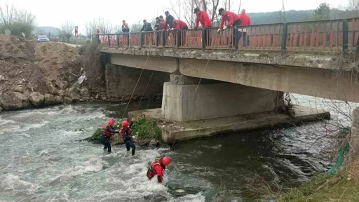 Yeğenini öldüren zanlının silahı Kocasu Çayı’nda aranıyor
