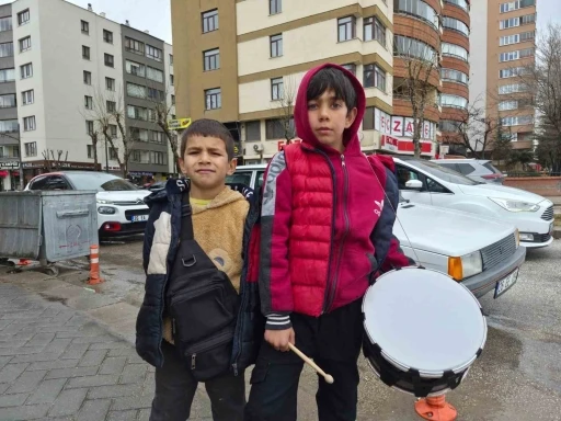 Yeğeniyle birlikte bayram har&ccedil;lığı toplayan k&uuml;&ccedil;&uuml;k davulcu
