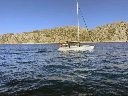 Yelkenli teknede 80 düzensiz göçmen ve 2 göçmen kaçakçısı yakalandı
