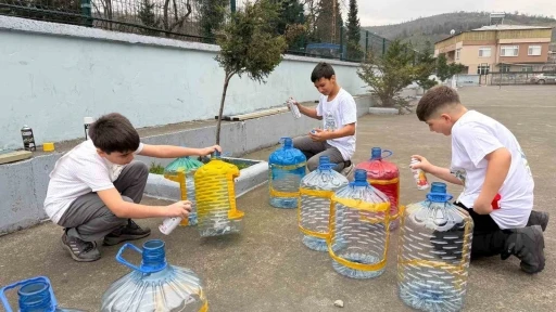 Yemek artıkları sokak hayvanları i&ccedil;in mamaya d&ouml;n&uuml;ş&uuml;yor
