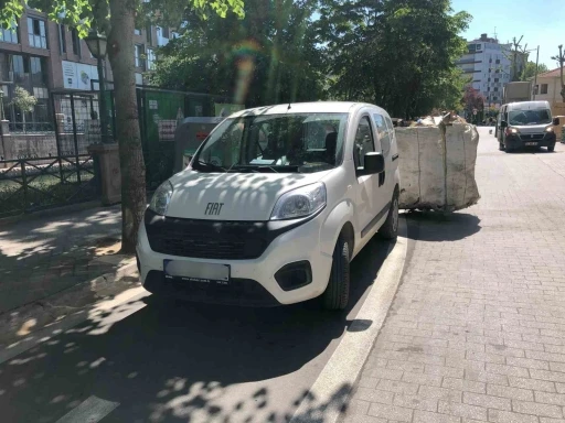 Yeni bisiklet yoluna araç engeli
