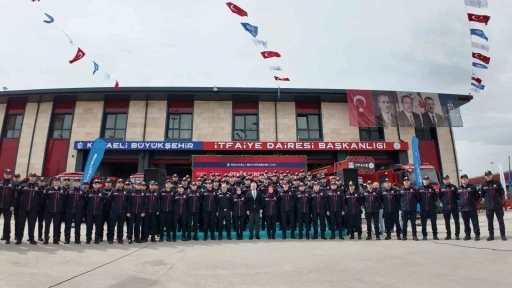Yeni itfaiyeciler emekli personelden bayrak teslim aldı
