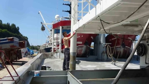 Yeni sezon öncesi teknelerde boya ve bakım mesaisi sürüyor
