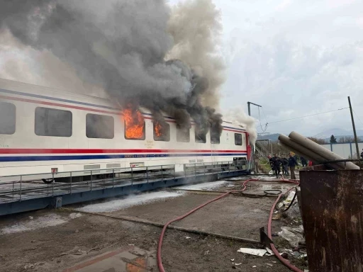 Yeni &uuml;retilen vagon alev alev yandı
