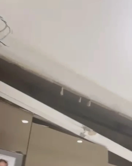 Yeni yapılan binada tavan &ccedil;&ouml;kt&uuml;: O anlar kamerada
