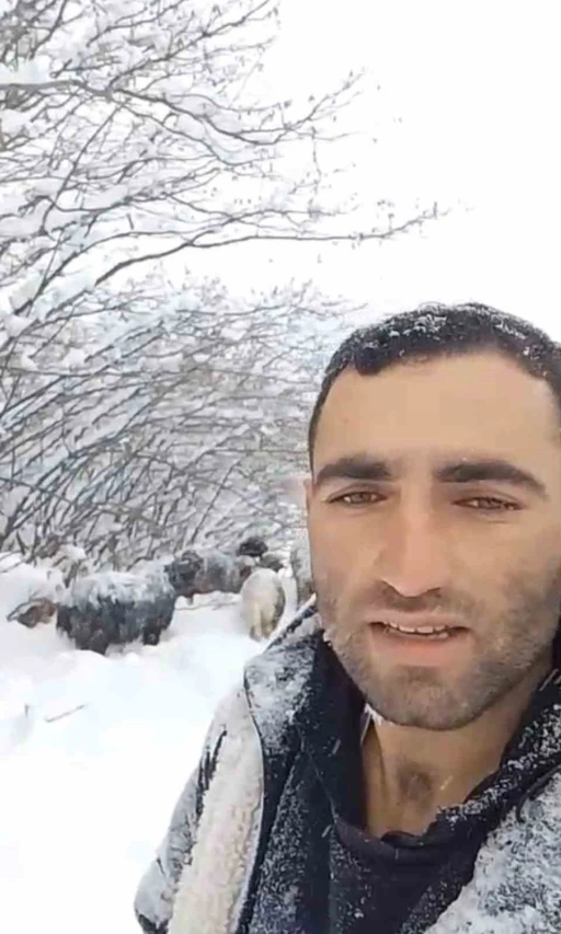 Yeni yılın ilk g&uuml;n&uuml;nde yaylada kara yakalanan &ccedil;oban t&uuml;rk&uuml;lerle ısındı
