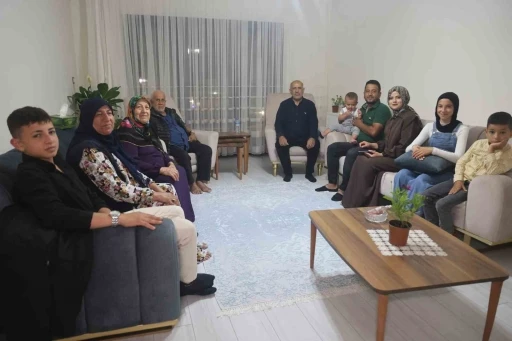 Yeni yuvasında ilk misafiri olan Bakan Kurum’a 9 evladının ismini tek solukta sayan depremzede baba gülümsetti
