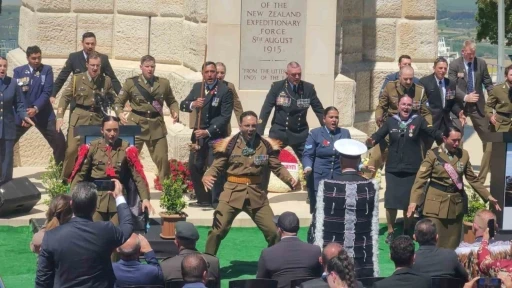 Yeni Zelanda askerleri, atalarını &rsquo;haka&rsquo; dansıyla andı
