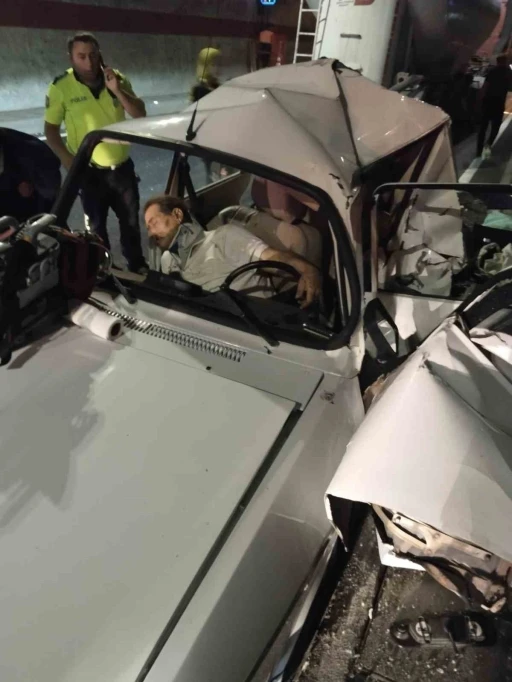 Yeni Zigana T&uuml;neli&rsquo;nde tır otomobile arkadan &ccedil;arptı: 1&ouml;l&uuml;, 2 yaralı
