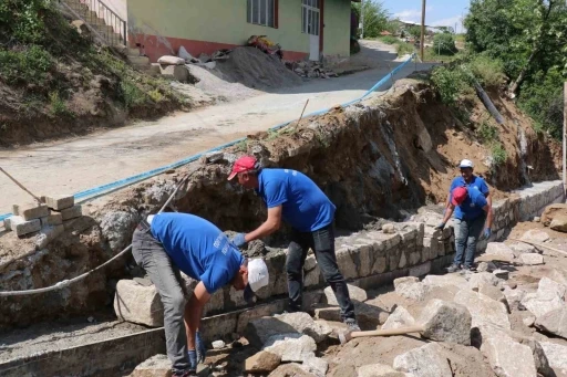 Yenik&ouml;y Mahallesi&rsquo;nde yol ve taş duvar &ccedil;alışmaları devam ediyor
