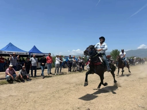 Yenipazar&rsquo;da rahvan atlar kıyasıya yarıştı
