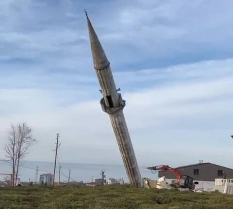 Yenisi yapılınca eski caminin minaresi kontroll&uuml; bir şekilde yıkıldı
