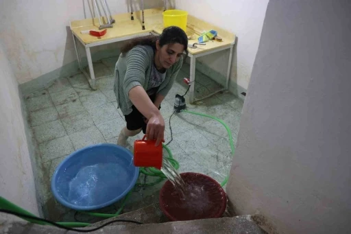 Yeraltı kaynakları dolunca sular, evlerin altından &ccedil;ıkmaya başladı: 40 evin bodrumunu su bastı
